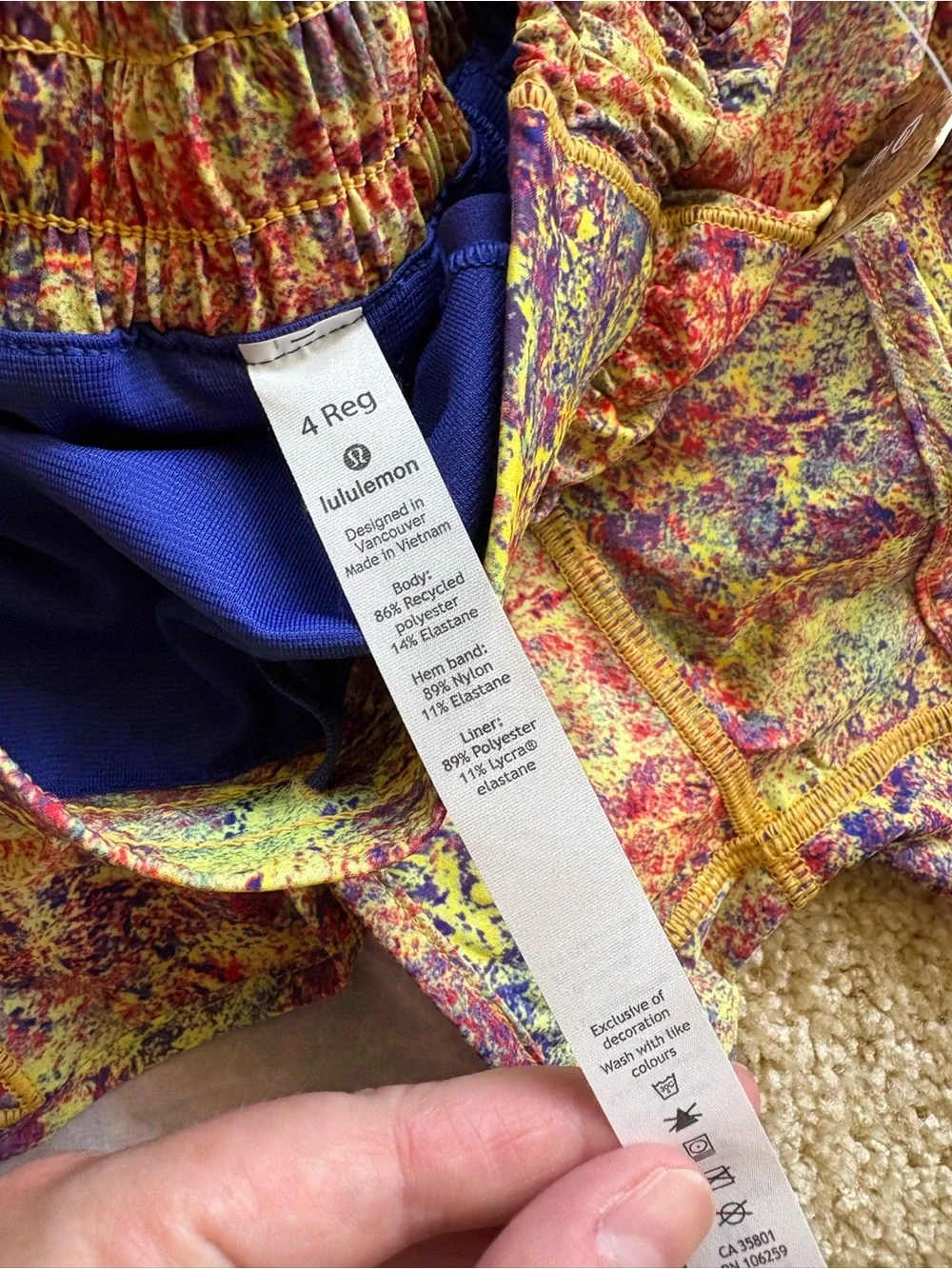 Lululemon Hotty Hot Short 2.5” SeaWheeze 2019 Multi Abstract Print Size 4‎ NWT
